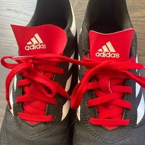 Men’s/Boys Adidas soccer shoes. Size 6.